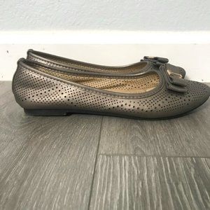 Golden flat top shoes